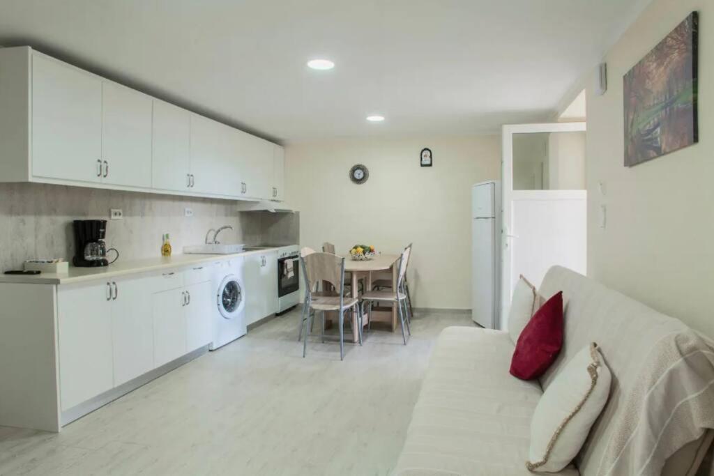 Апартаменты Newly Reconstructed Flat 107Sqm! Ханья Экстерьер фото